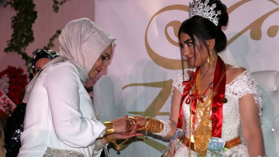 Aşiret düğününde servet takıldı!