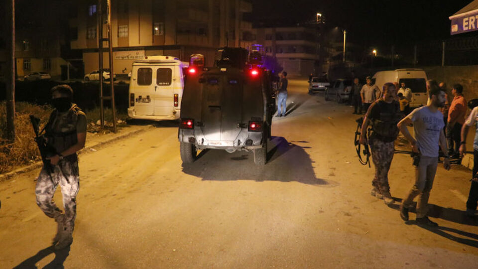 Adana'da sokağa el yapımı patlayıcı atıldı