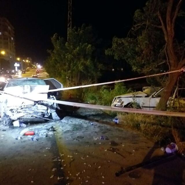 Ankara'da sürücü yanan otomobilde sıkıştı