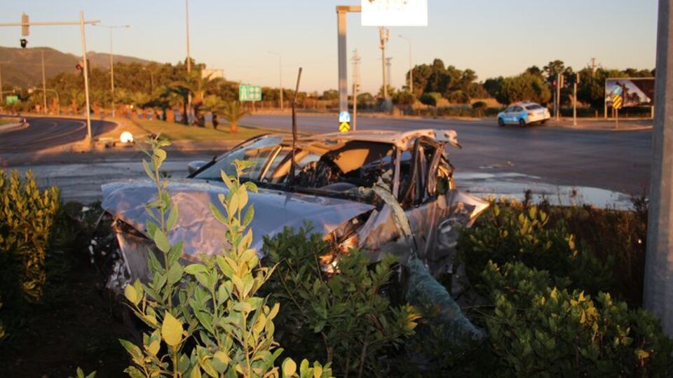 Otomobil trafik ışıklarına çarptı: 2 ölü
