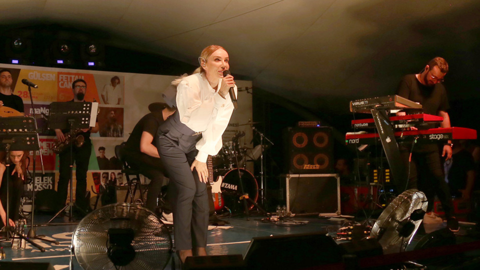 'İlk defa sahneye çıkıyormuşum gibi...'