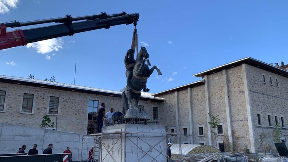 Bayburt'ta geçen yıl kaldırılan Atatürk heykeli, eski yerine konuldu