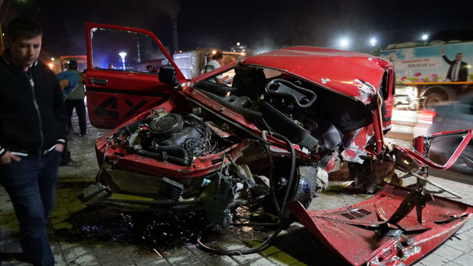 İki otomobil çarpıştı: 1 ölü, 2 yaralı