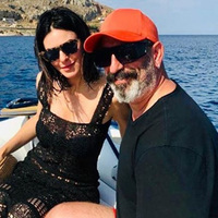 Sevgilisini sahnede yalnız bırakmadı