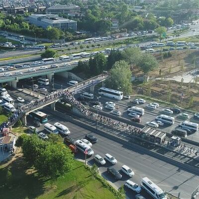 Altunizade metrobüs durağındaki yoğunluk havadan görüntülendi