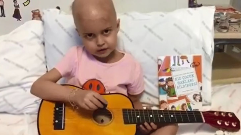 Öykü Arin, doktorları için şarkı besteledi!