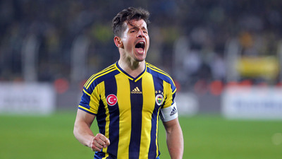 Emre Belözoğlu imzalıyor