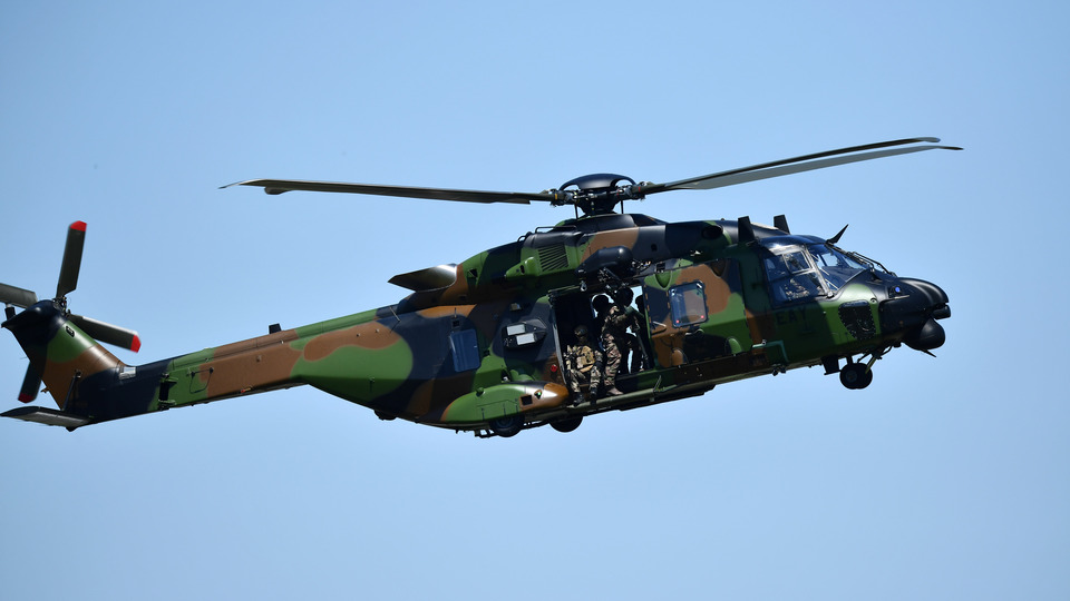 Almanya'da askeri helikopter düştü!