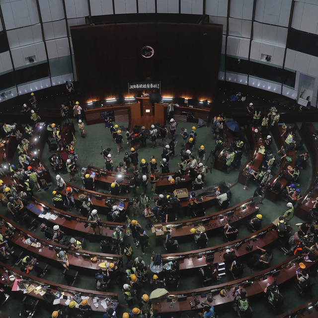 Hong Kong'da protestocular Meclis binasını bastı!