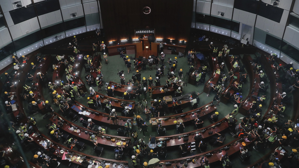 Hong Kong'da protestocular Meclis binasını bastı!