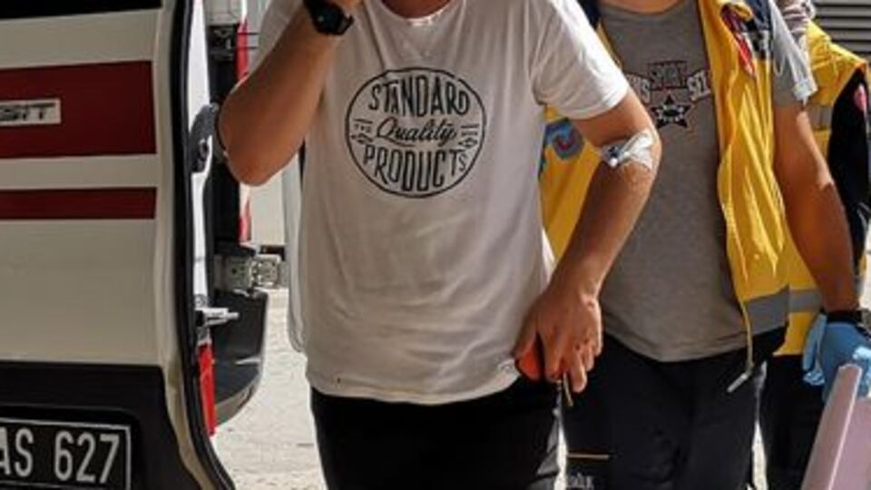 Uygulama yapan trafik polisine çarpıp yaraladı