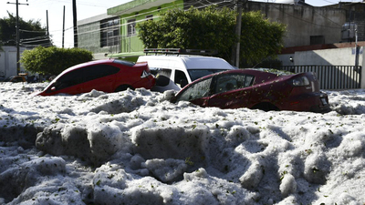Yaz ortasında kent buzla kaplandı