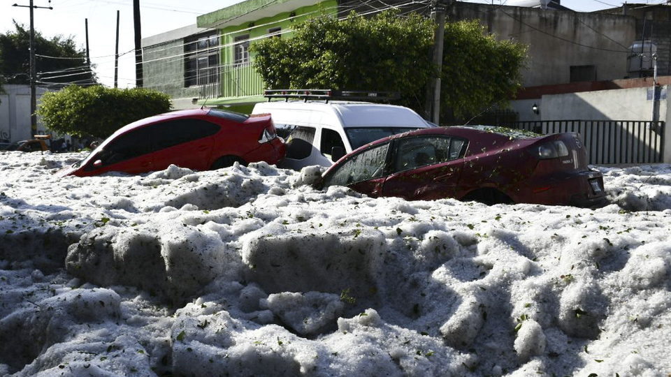 Yaz ortasında kent buzla kaplandı
