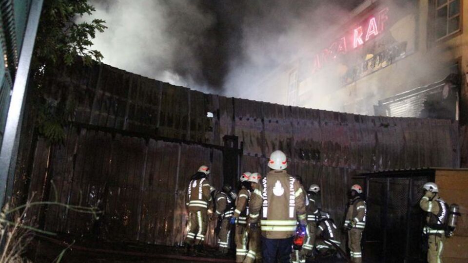 Sancaktepe'de raf fabrikasında yangın