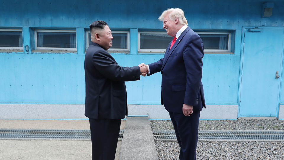 Trump: Obama, Kim'le görüşmek için yalvarıyordu