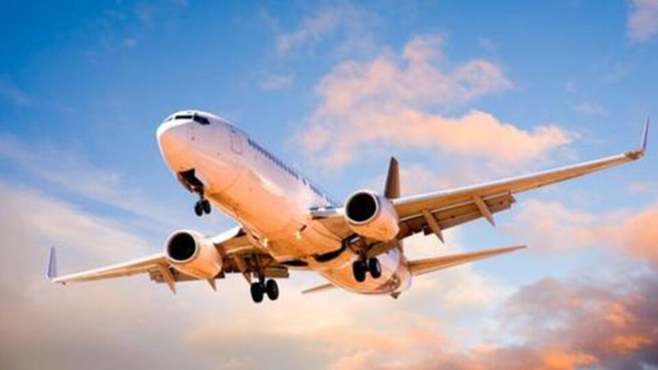 Uçağın iniş takımından bir erkek cesedi düştü