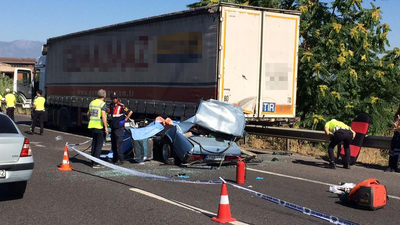 Korkunç! TIR'ın altında paramparça oldu