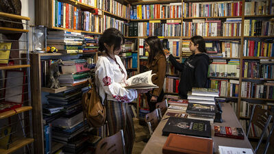 61 yıllık birikimini kütüphaneye dönüştürdü