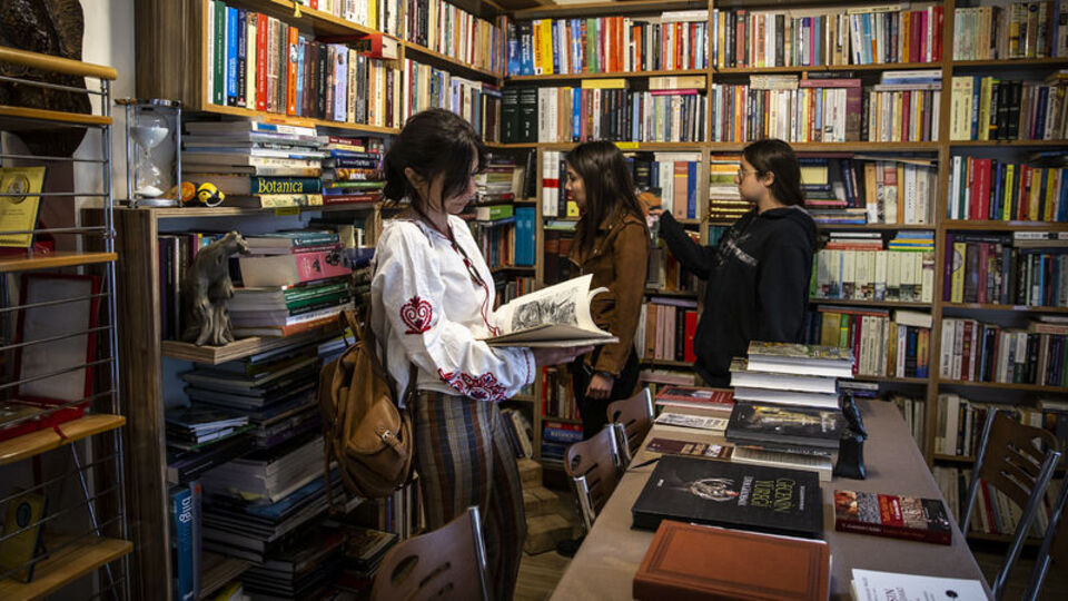 61 yıllık birikimini kütüphaneye dönüştürdü