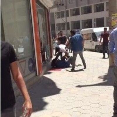 Küçük kız annesini böyle izledi!