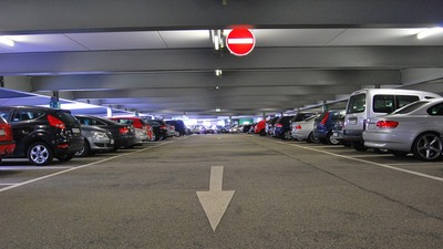 Otomobiller garajda kaldı