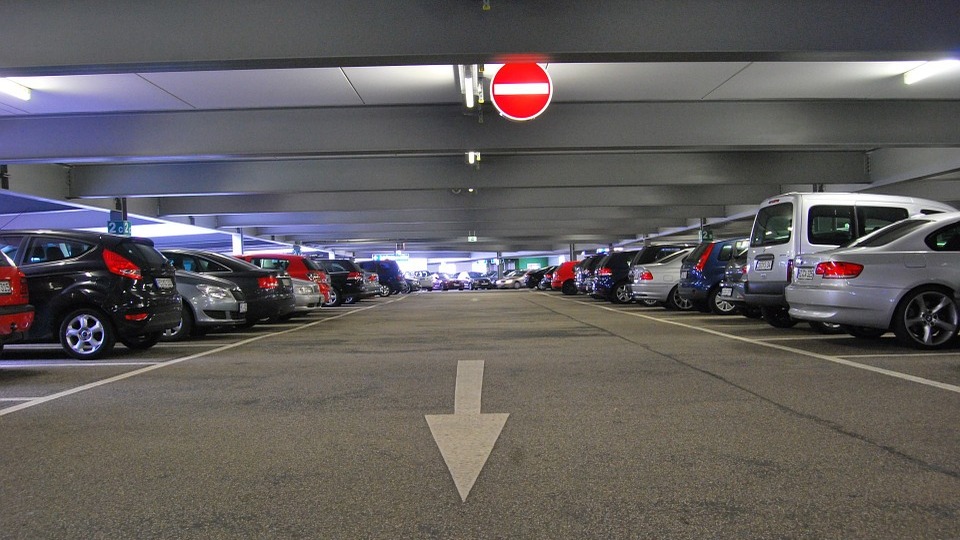 Otomobiller garajda kaldı