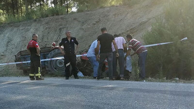 Devrilen traktörün altında can verdi