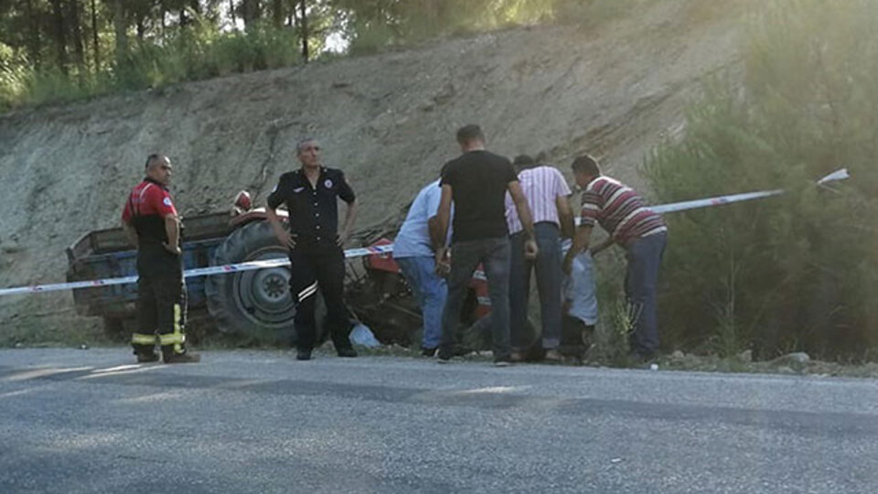 Devrilen traktörün altında can verdi