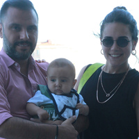 Oğlunu kucağından bir an olsun indirmedi