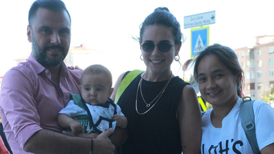 Oğlunu kucağından bir an olsun indirmedi