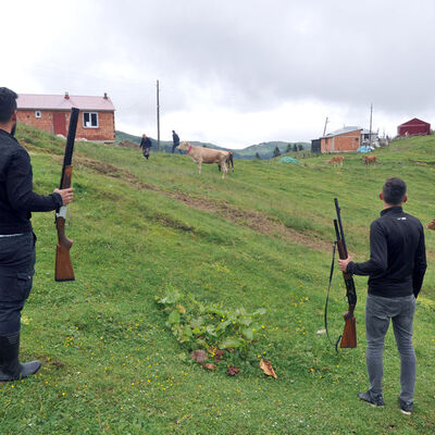 Yaylada tüfekli nöbet!
