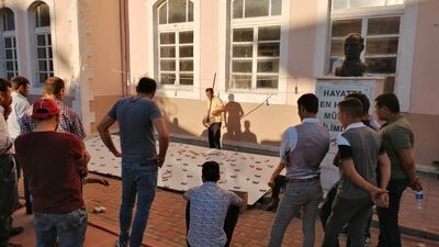 Okul bahçesinde şaşırtan görüntü!