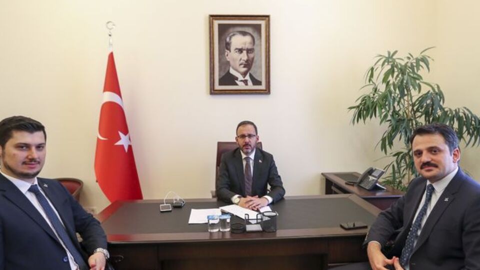 Bakan Kasapoğlu, halı saha sözünü tuttu