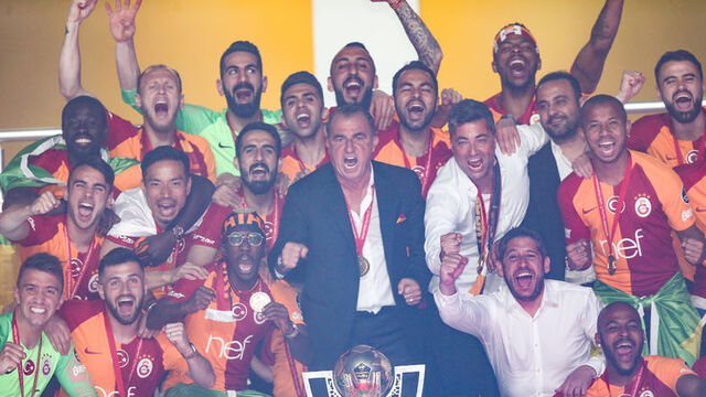 Aslan sahaya iniyor!