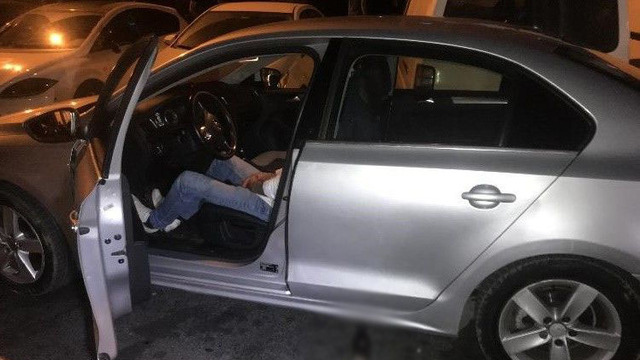 Kaza yaptı, direksiyon başında uyuya kaldı