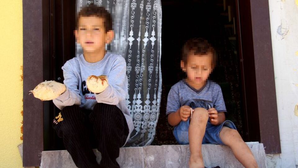 7 yaşındaki çocuğun ellerini kolonya döküp yaktı