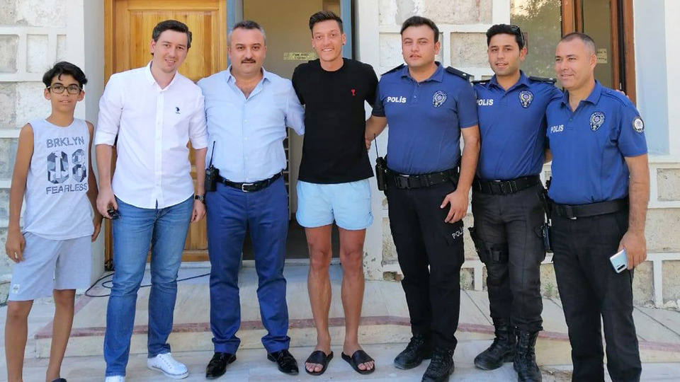 Mesut Özil'den polis merkezine ziyaret