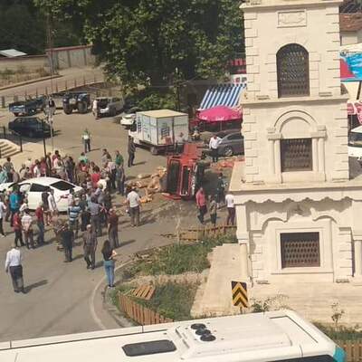 Dehşete düşüren kaza anı! Kamyonetle birlikte sürüklendiler