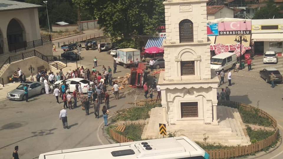 Dehşete düşüren kaza anı! Kamyonetle birlikte sürüklendiler