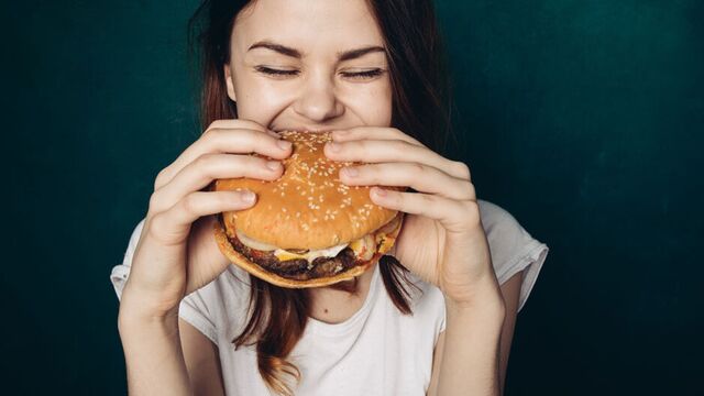 Hamburgeri sakın böyle yemeyin!