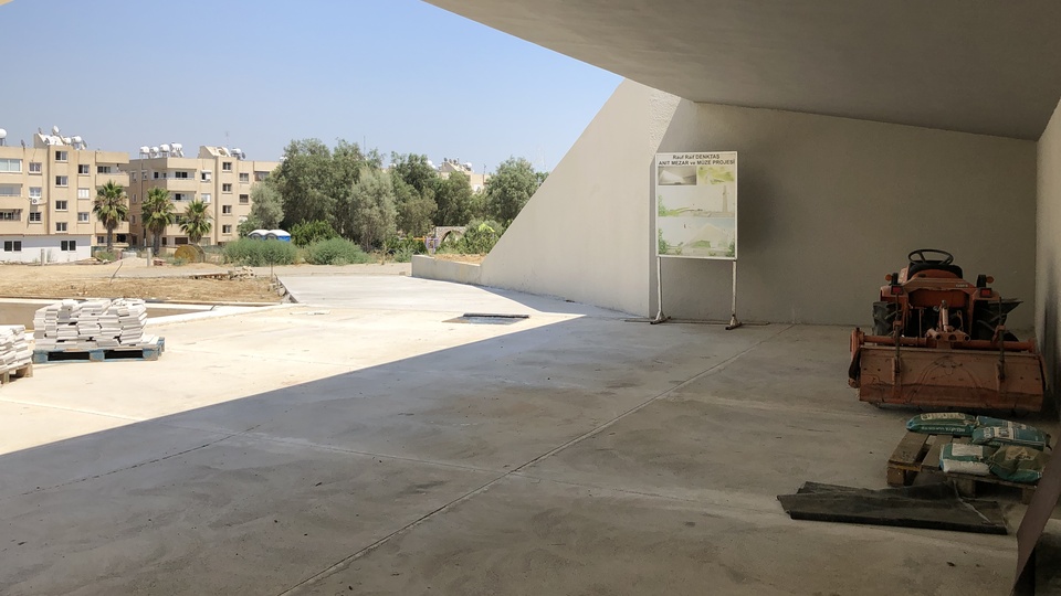 Denktaş'ın anıt mezarı tamamlanamadı, kızı isyan etti