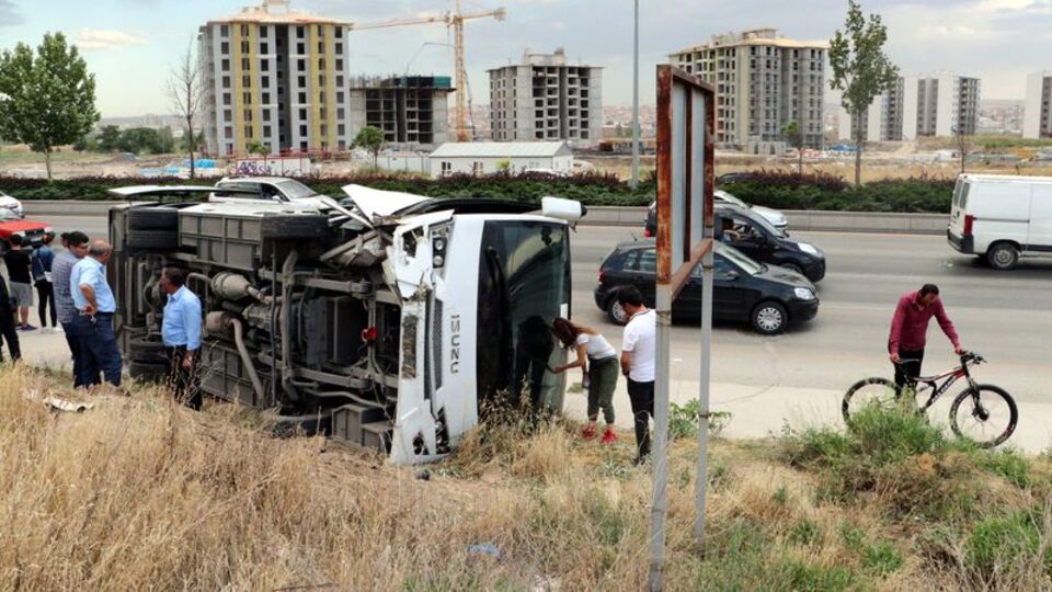 Ankara'da işçi servisi kaza yaptı! Yaralılar var