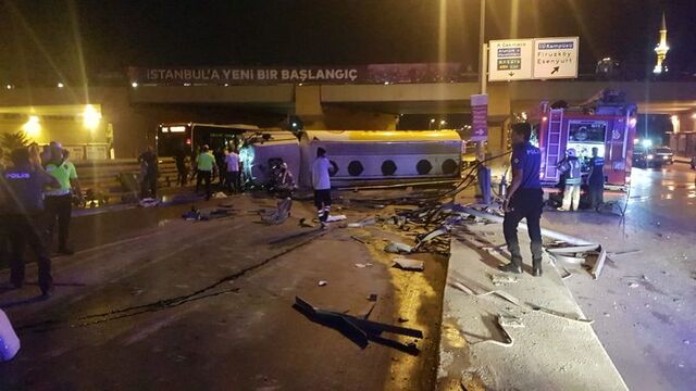 Avcılar'da yakıt tankeri devrildi