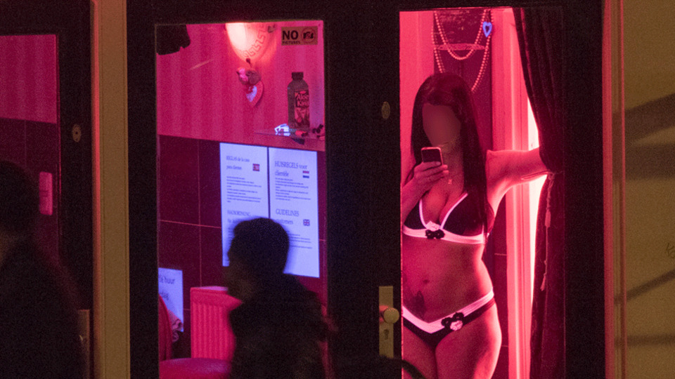 Red Light District: Amsterdam'ın ünlü sokağında genelevlerin kapatılması gündemde