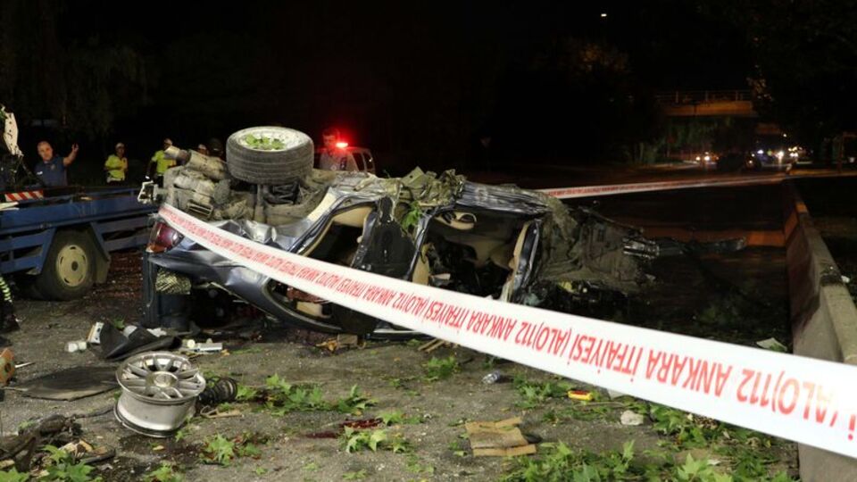 Otomobil üst geçitten düştü: 1 ölü, 2 yaralı