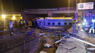 Yakıt yüklü tanker devrildi, trafik kilitlendi