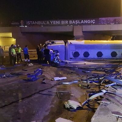 Yakıt yüklü tanker devrildi, trafik kilitlendi