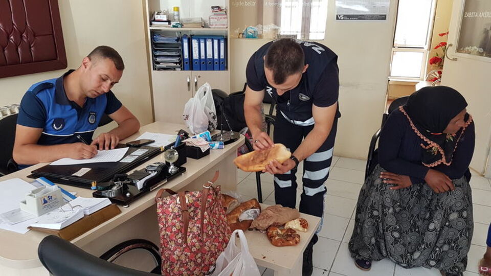 Paraları ekmek arası yaptılar! Zabıta ekipleri şaştı kaldı