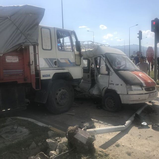 Konya'da minibüs ile kamyon çarpıştı!