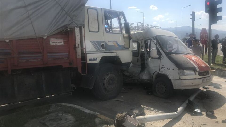 Konya'da minibüs ile kamyon çarpıştı!